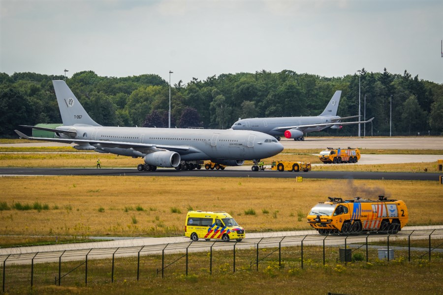 Bericht Vliegtuig van Defensie landt uit voorzorg op Eindhoven Airport, vliegverkeer weer hervat bekijken